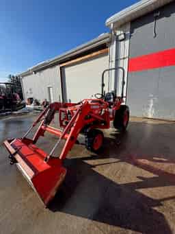 Kubota USED B2710 TRACTOR W/LOADER AND SNOW BLOWER